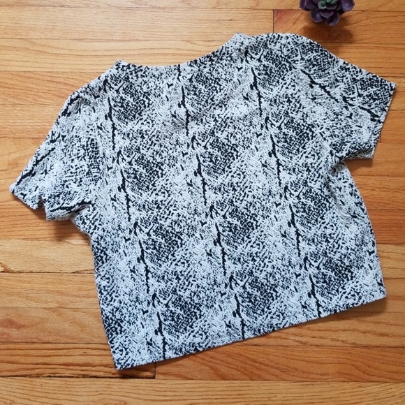 5/$25 H&M Divided Crop Top Black White Medium - Picture 4 of 4